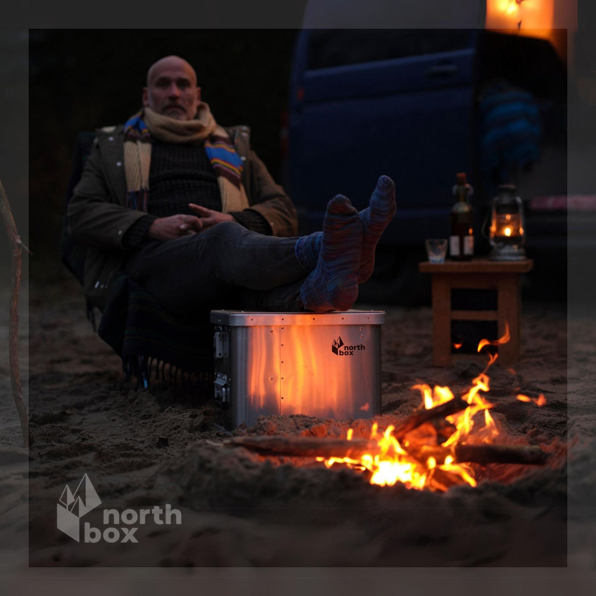 northbox Campingtoilette mit Holzdeck am Lagerfeuer